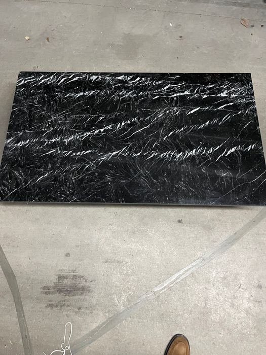 Mesa de centro em mármore preta com laivos branco