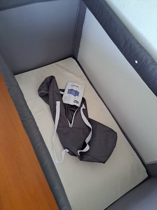 Berço Chicco cinzento