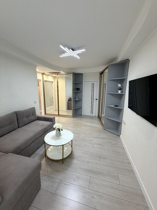 Власник без комісії. Київ .Продам 2 к квартиру 10 хв до метро. Бульвар Верховної Ради 26 Б