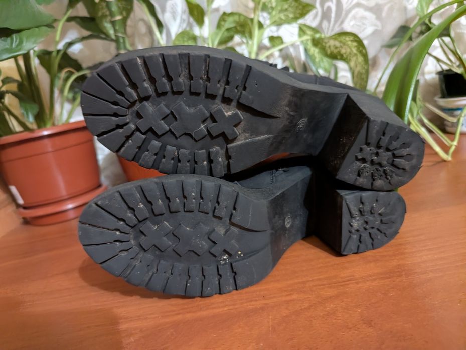 Продам женские ботинки