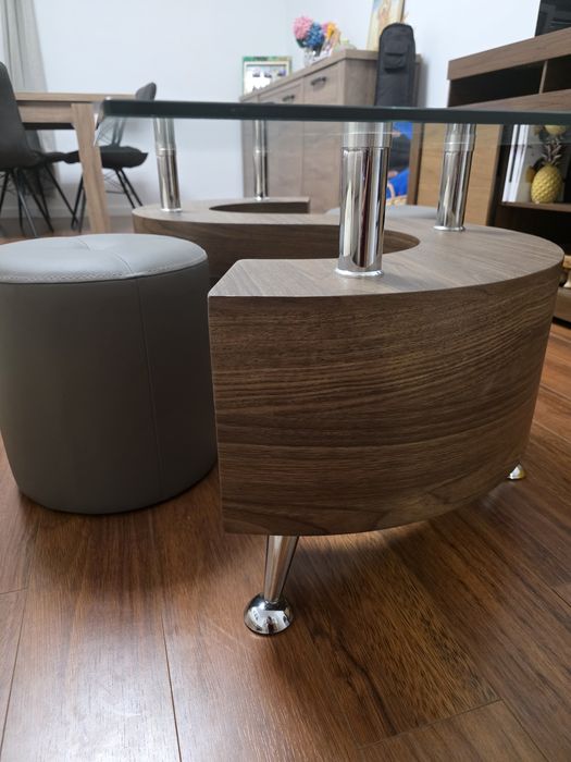 Mesa madeira e vidro com pufes