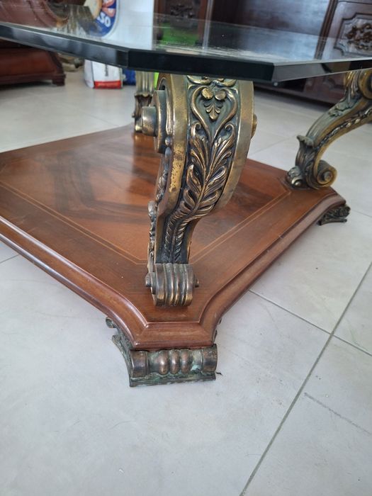 Mesa de centro clássica com tampo de cristal.