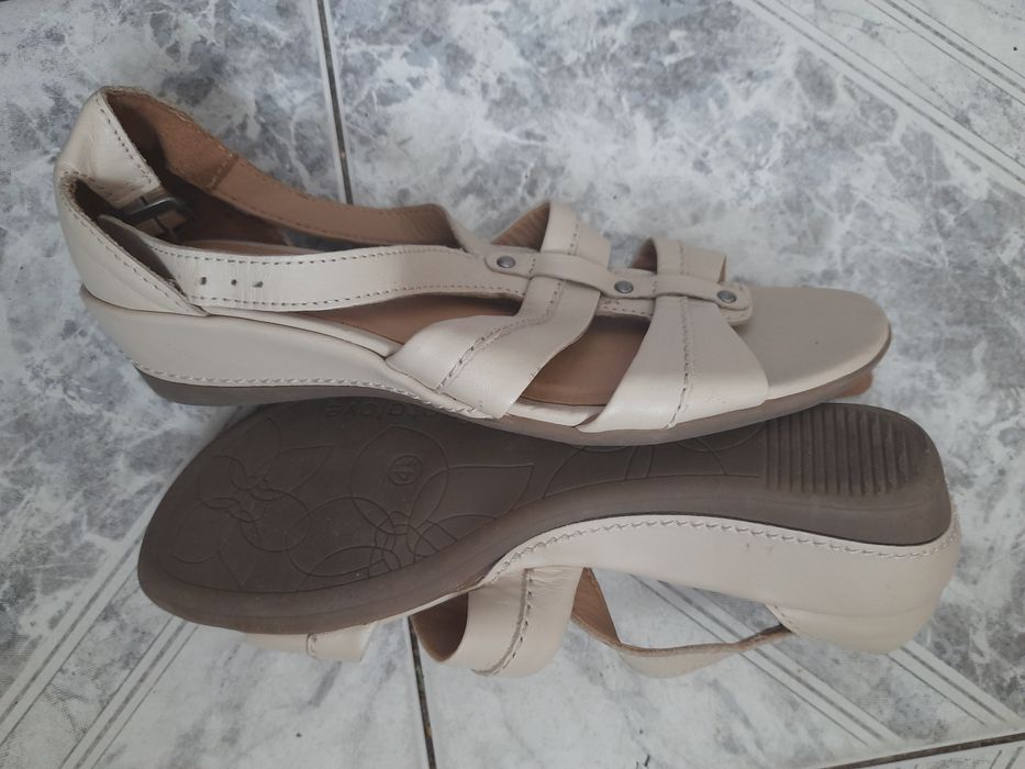 Foodglove Original Skórzane beżowe sandałki na klinie 37.5