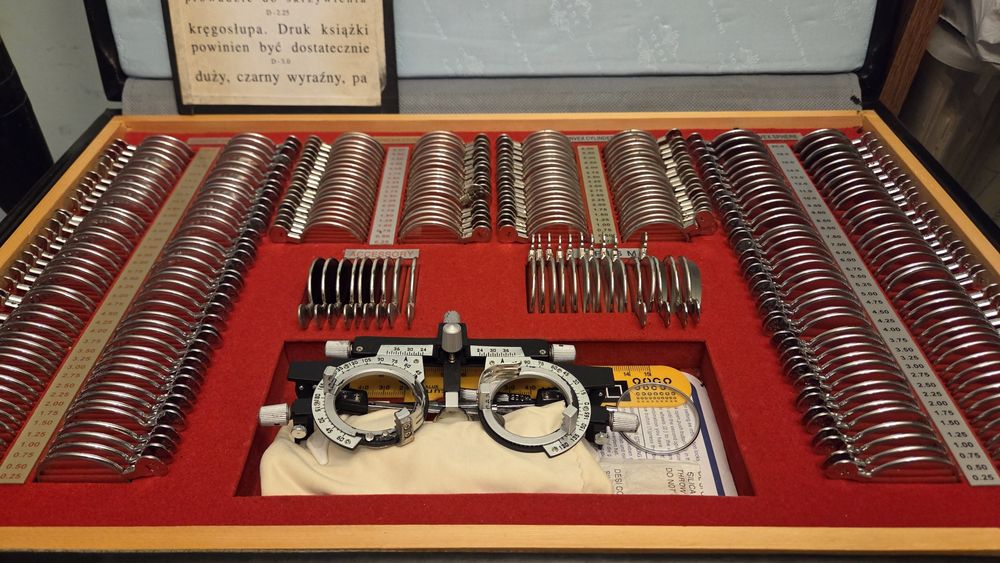 Kaseta okulistyczna z kompletem soczewek