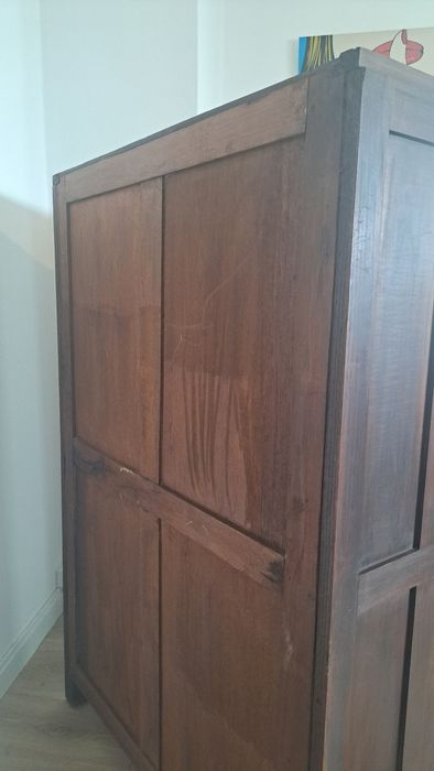 Armário antigo com entalhes florais e prateleiras