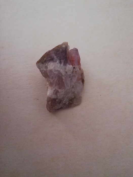 Pedra roxa e preta