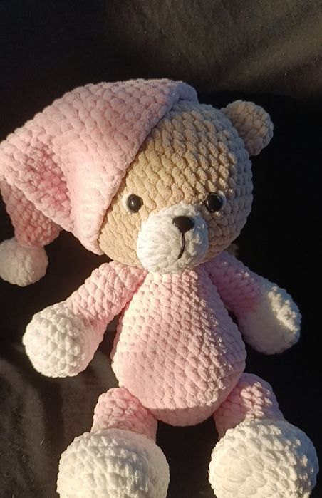 В'язаний ведмелик у піжамі