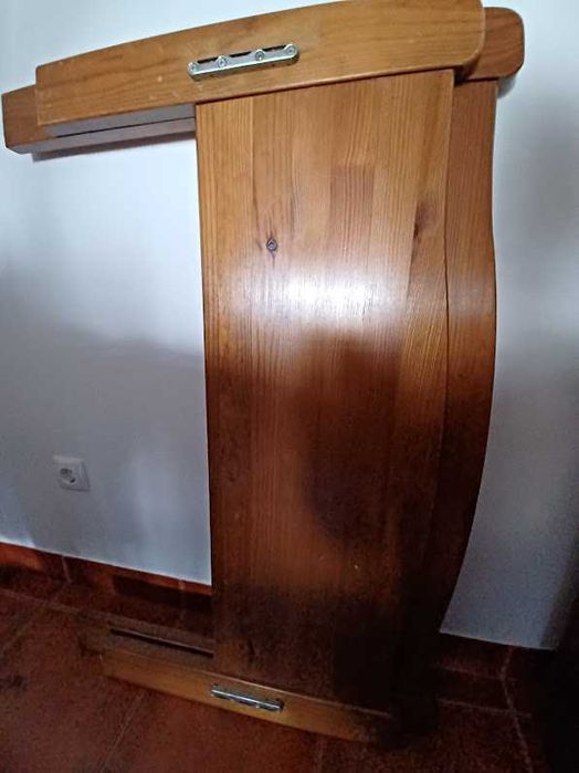 Estrado, Cama e Mesa de cabeceira em muito bom estado 40€ Seixal