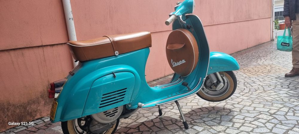 Vendo motorizada da marca Vespa