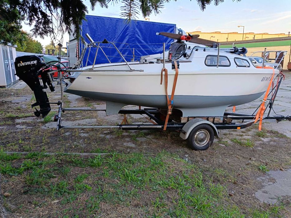 Jacht motorowy Hurly 18 Silnik Evinrude 15/20 KM. Przyczepa ,Echosonda