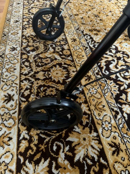 Chodzik rehabilitacyjny z regulowanym siedziskiem