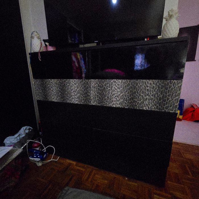 Cama de casal com mesas de cabeceira e 3 CAMISEIROS, Inclui colchão.