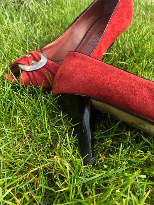 Bordowe szpilki bez palców