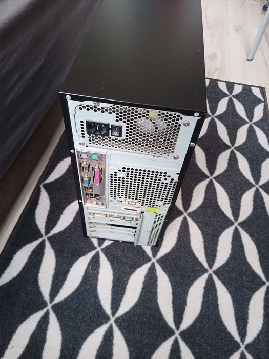 Komputer 4x2.3 GHz 1gb karta graficzna 4gb ram 500gb