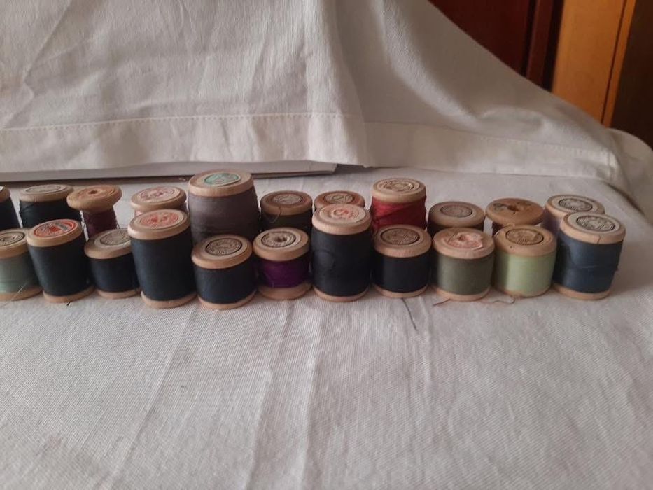 Продам набор ниток для швейной машинки