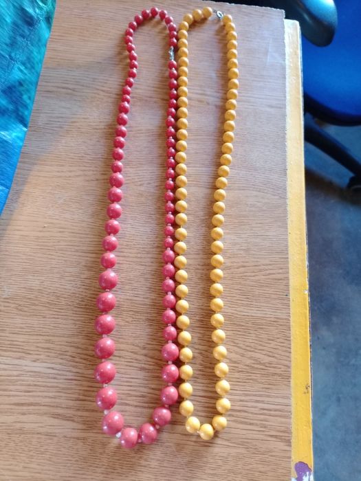 2 colares amarelo e vermelho