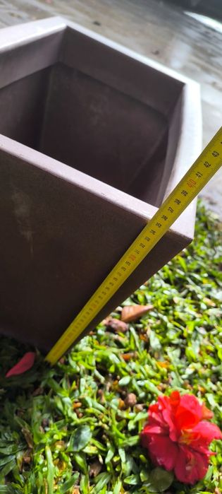 Vaso com prato de plástico castanho