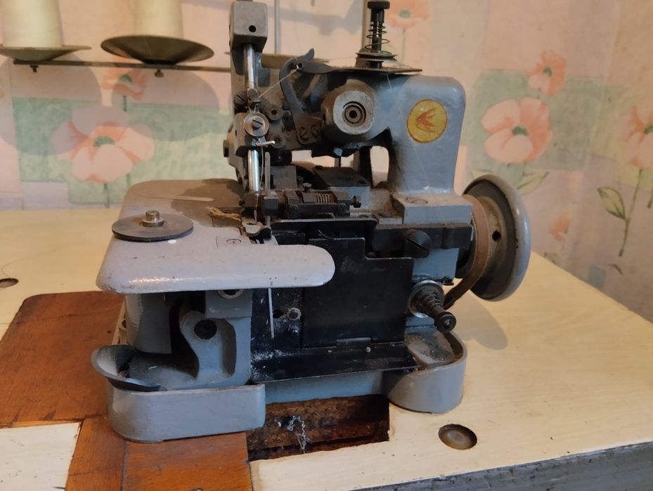 Оверлок промышленный с столом