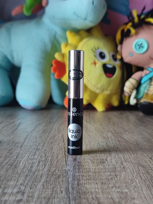 Eyeliner w płynie Essence Liquid Ink z precyzyjnym aplikatorem pędzelkowym