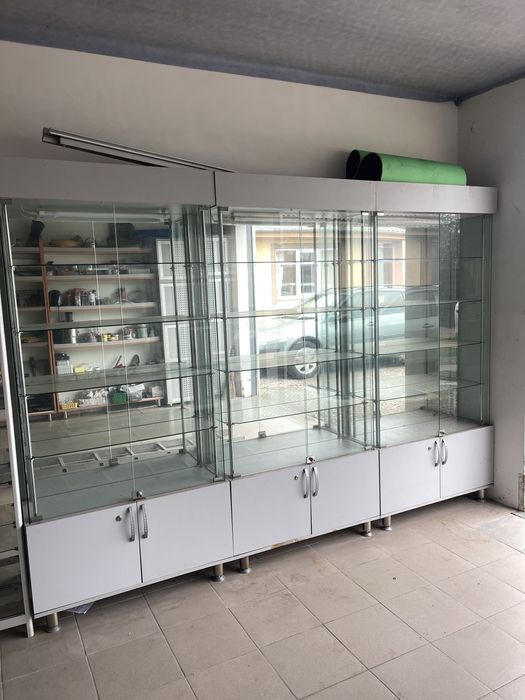 Скляні вітрини в гарному стані