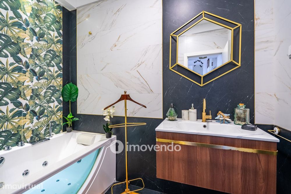 Apartamento T3+1 com áreas amplas e cozinha equipada, no Lumiar