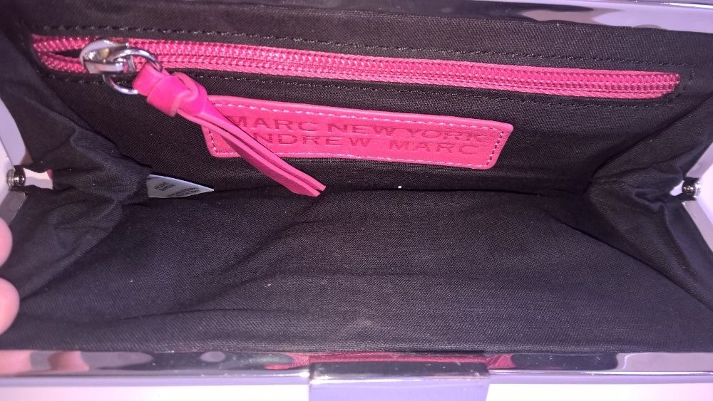 różowa kopertowka nowojorskiego projektanta
