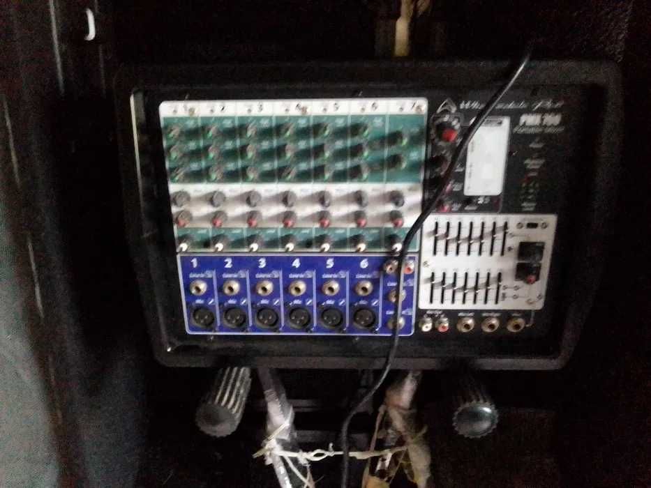 2 Colunas 2x250 watts rms + uma mesa amplificada 2x150 watts rms.