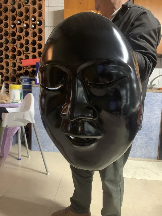 Escultura de rosto humano grande