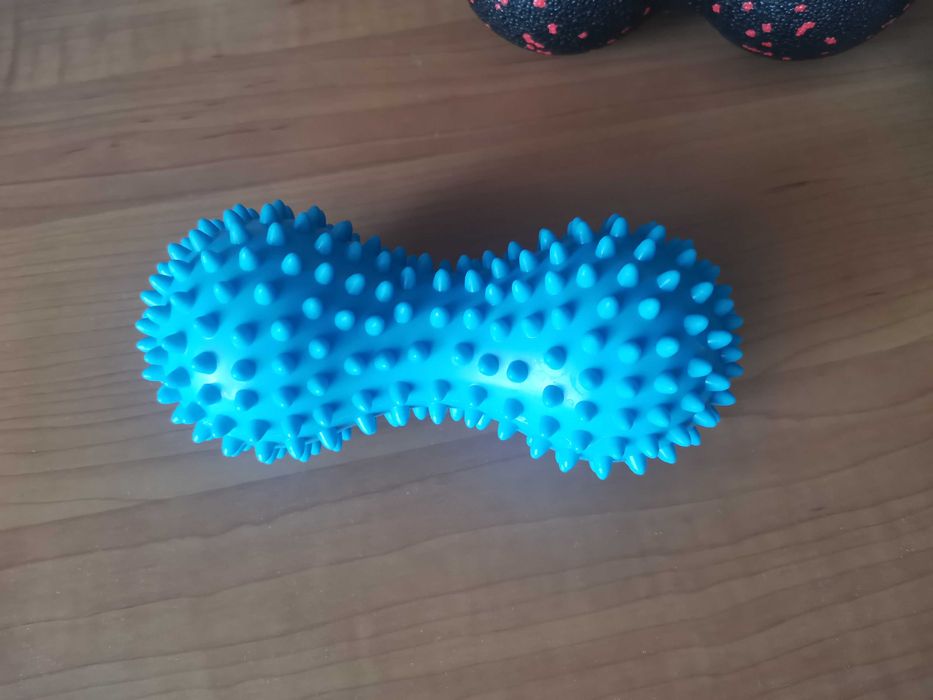 Масажний м'яч рол МФР голчастий арахіс масажер для спини ніг шиї.