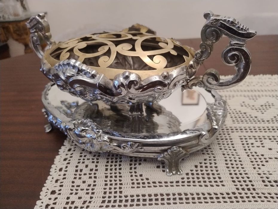 Floreira antiga em bom estado