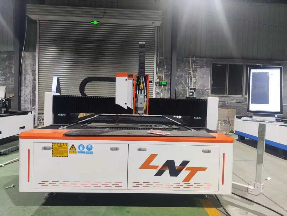 Spawarka laserowa 1500W 4w1 podajnik drutu od ręki