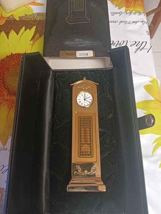Miniatura relógio Europa Quartz muito bem estimado. Caixa e modelo original
