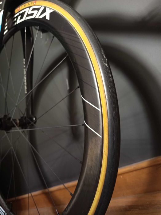 Rodas 28 carbono Speedsix Evo 45 + pneus