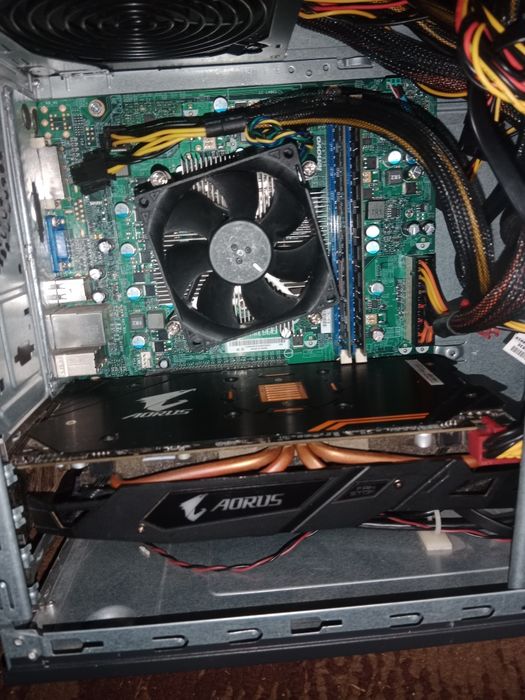 RX 570 4GB AORUS / рабочая / мелкие следы коррозии