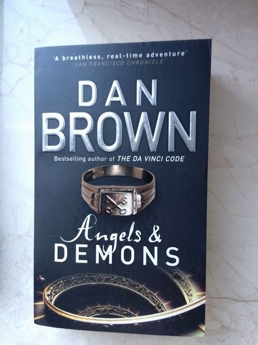 Англійською Dan Brown "Angels and Demons"  (Ден Браун "Янголи і демони")