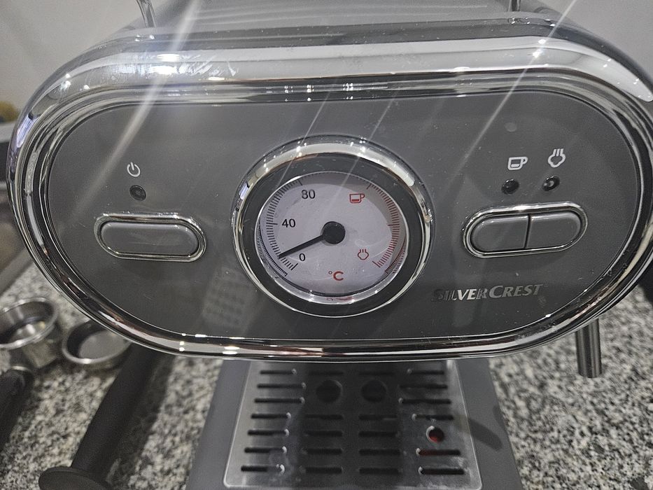Máquina de café Silvercrest, pouquissimo uso, com os acessórios