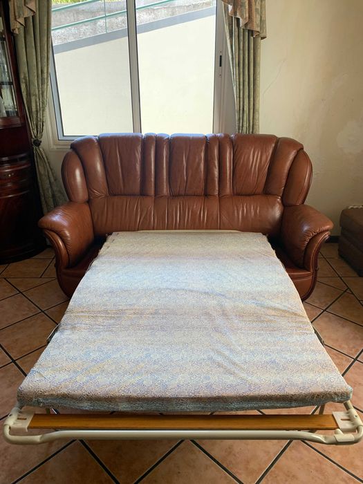 Sofá 3 lugares em pele castanha