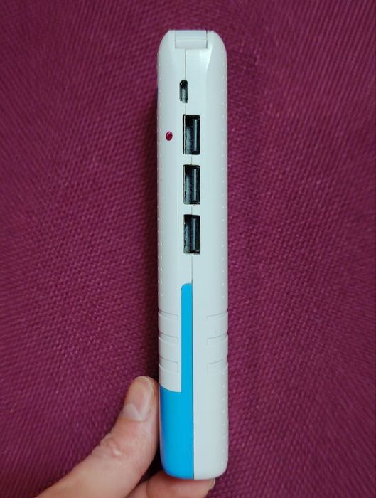 Повер банк на три виходи  з яскравим ліхтариком