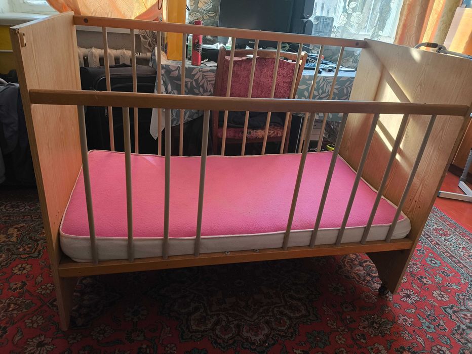 Дитяче ліжко, в нормальному стані.