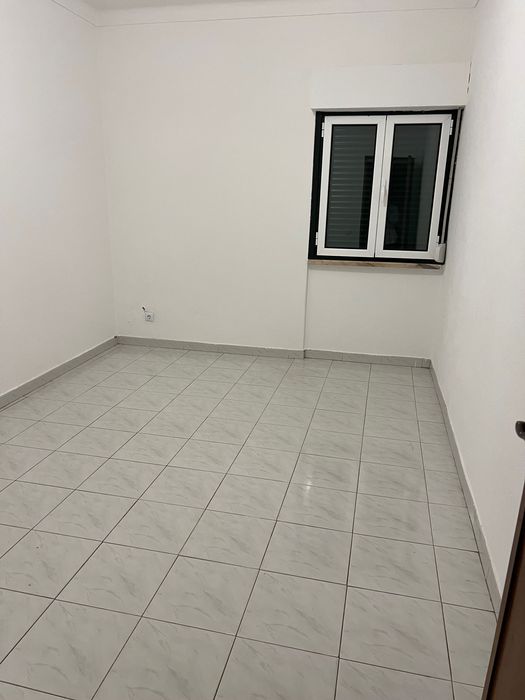 Aluga-se moradia T3 Unhos