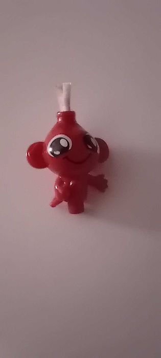 Figuras Ovo KINDER "Pincel Vermelho", "Crocodilo Giz de Cera" e "Gato Régua / Fita Métrica" da coleção Mixart  (2013/2015).