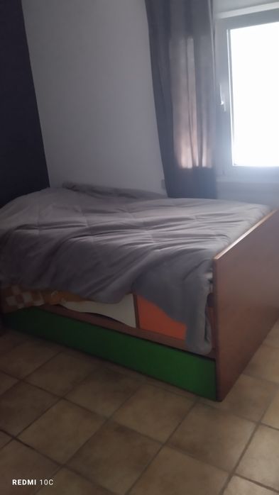 Cama,escada com gavetas,estantes,camiseiro