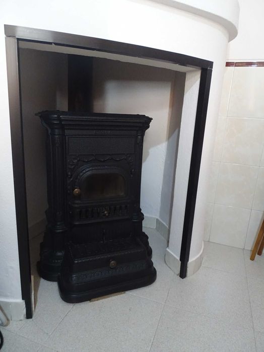 Salamandra antiga em ferro fundido – muito bom estado