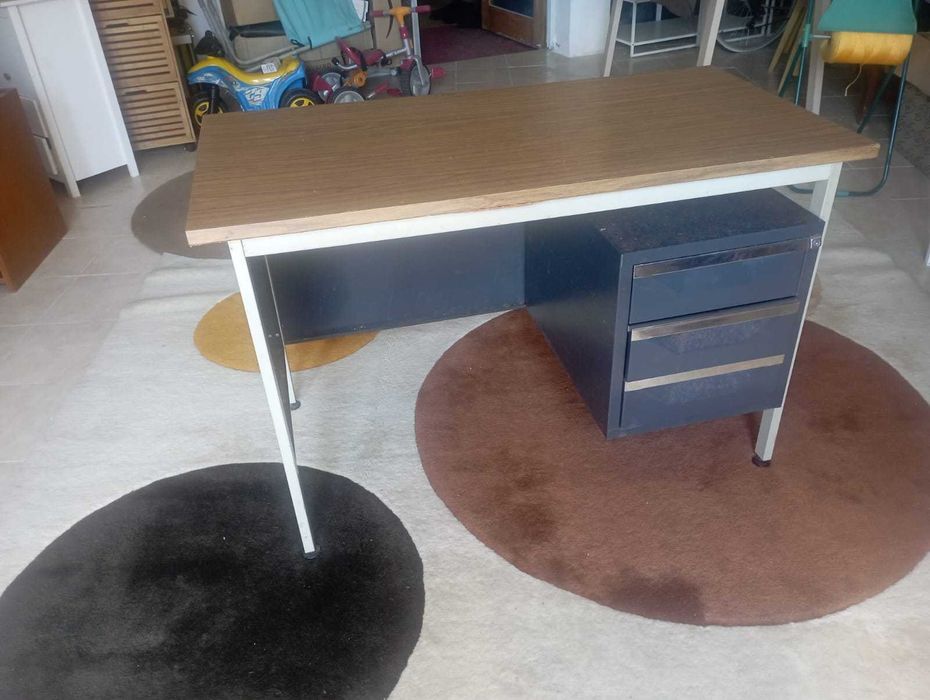 Secretária 114cmsx58cms FAMO estrutura metálica tampo fórmica