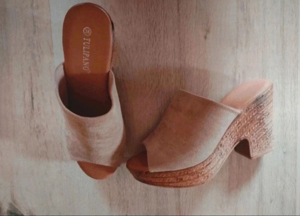 Klapki beżowe wysokie Tulipano