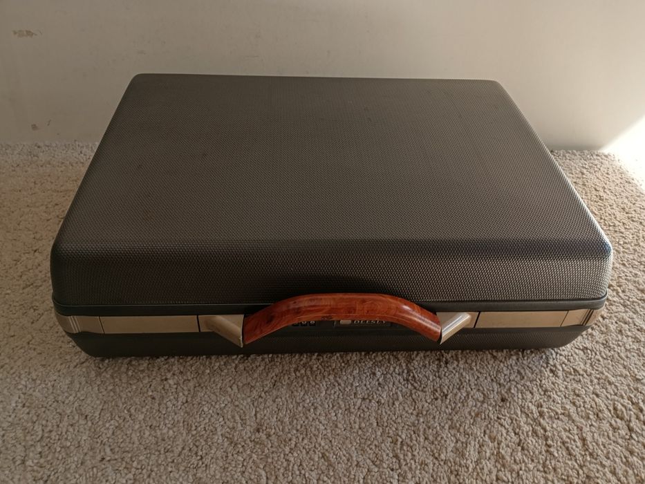 Mala executiva clássica rígida, marca DESLEY, medidas 47/36/15cm
Exemp