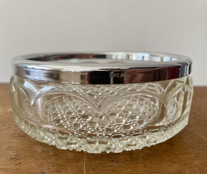 Taça de vidro Hobnail com remate prateado.