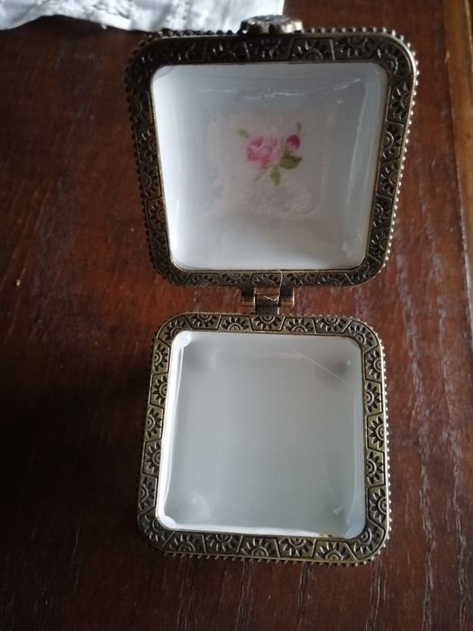 Pequena caixa em porcelana NAV