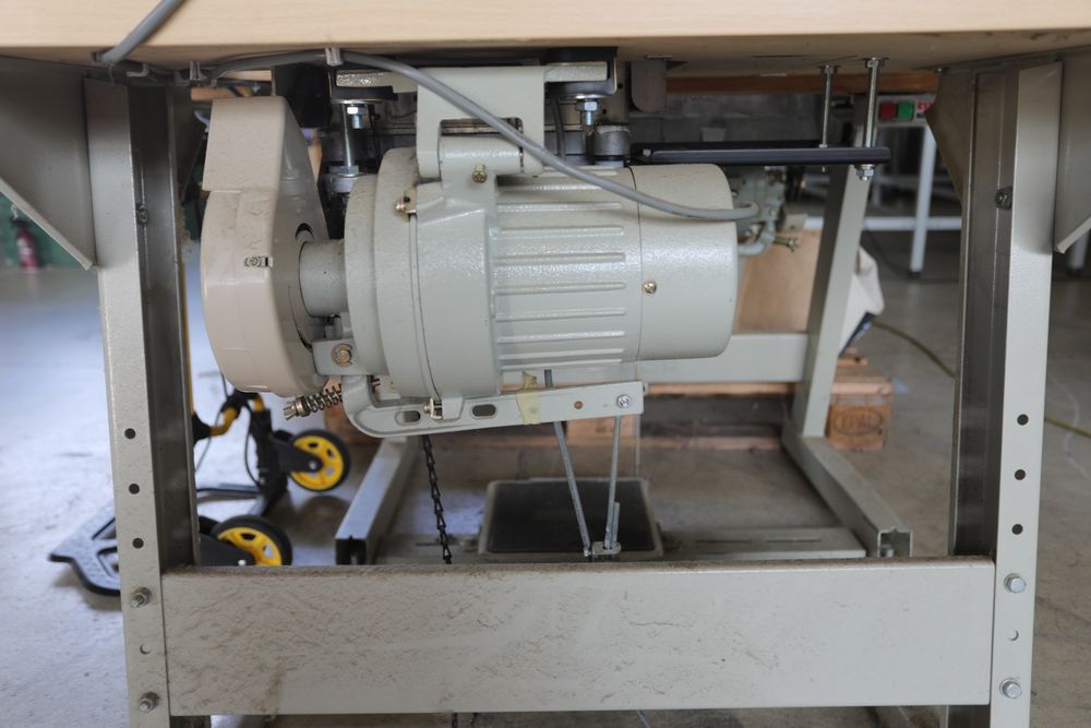 Overlock marki JUKI model MO-6700 5 nitkowy Model MO-6716S + stół