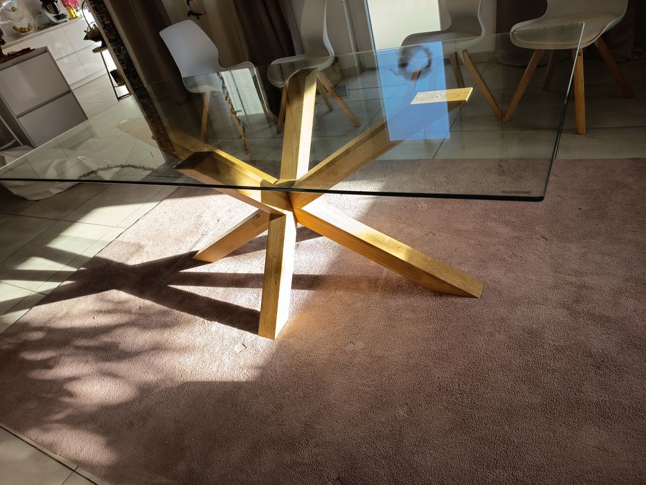 Mesa de vidro e madeira